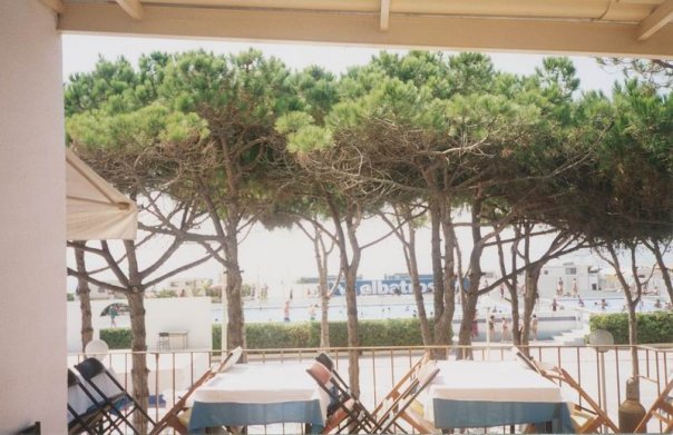 Fotograf�a de la terraza superior del restaurante del camping Albatros de Gav&agrave; Mar y de sus vistas